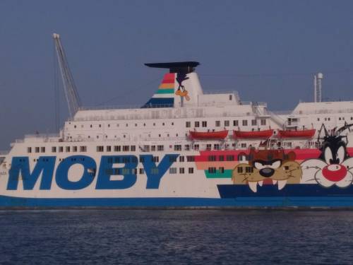 Migrante in quarantena sulla Moby Zaza si getta dalla nave: e adesso le Ong parlano di "prigione"
