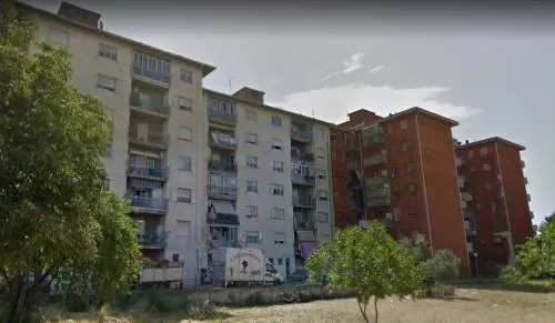 Contagiano tutto il palazzo dopo il funerale: ora i rom chiedono scusa alla città