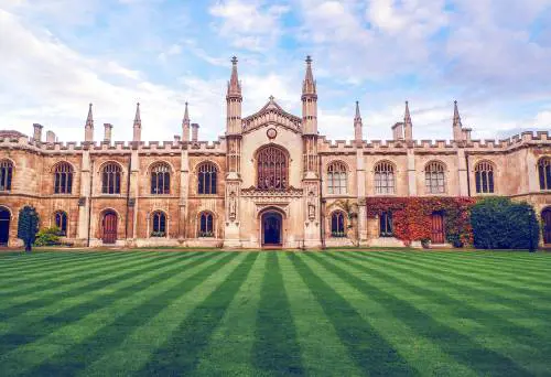 Cambridge salva la libertà di pensiero. "Sì alle opinioni anche se sono offensive"