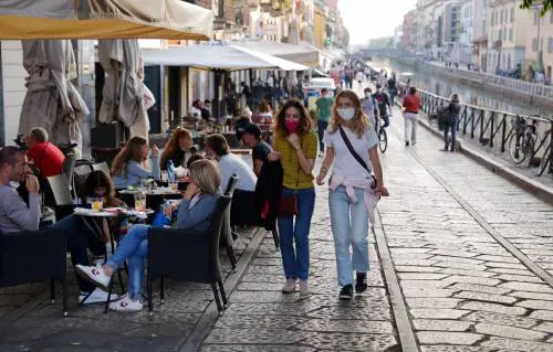Fontana stanga gli aperitivi, ma ieri solo 8 nuovi contagi