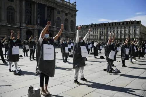 Torino, la protesta degli infermieri con striscione davanti alla Regione Piemonte.