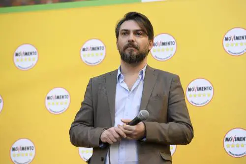 Il M5s sfregia la Lombardia "Attacchi di uno sciacallo"