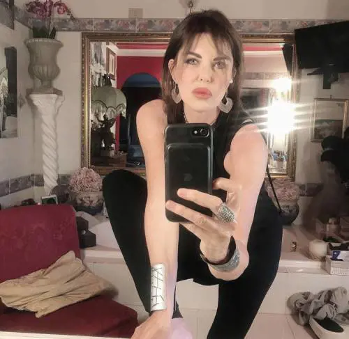 Alba Parietti scrive a Ezio Bosso. Ma il web la massacra: "Sei vergognosa"