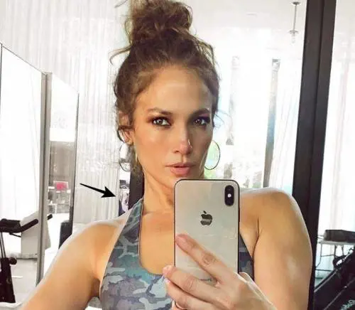 Jennifer Lopez si fa una foto. Alle sue spalle spunta un dettaglio choc: un uomo imbavagliato