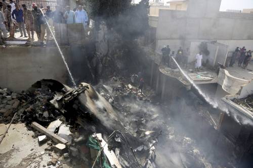 Pakistan, aereo civile si schianta in zona residenziale