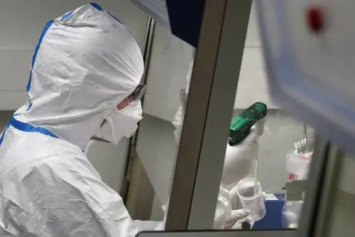L'ex capo dell'intelligence Gb: "Virus incidente di laboratorio" 