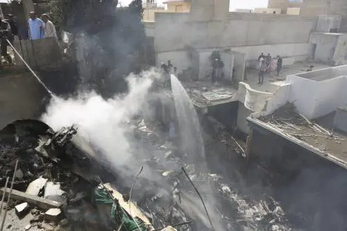 Il disastro aereo in Pakistan 98 morti, si salvano in due