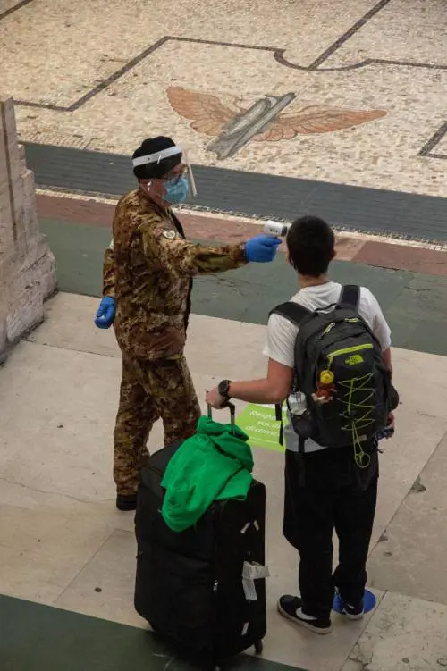 Fase 2, fuga dalla città E dopo i controlli ai binari la polizia ferma gli «evasi»