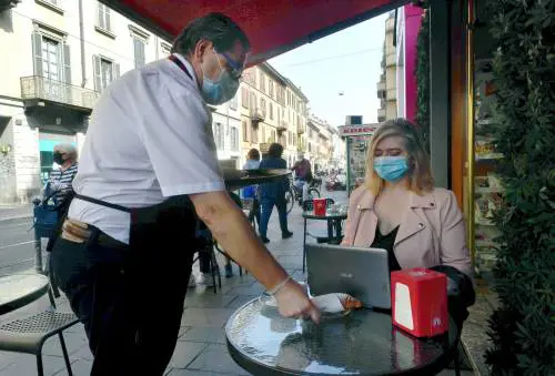 Dal caffè al taglio dei capelli, i prezzi aumentano per la tassa Covid: "Non è speculazione"