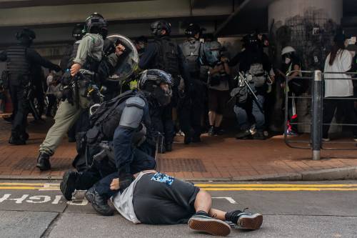 Hong Kong, polizia stronca manifestazione contro la Cina