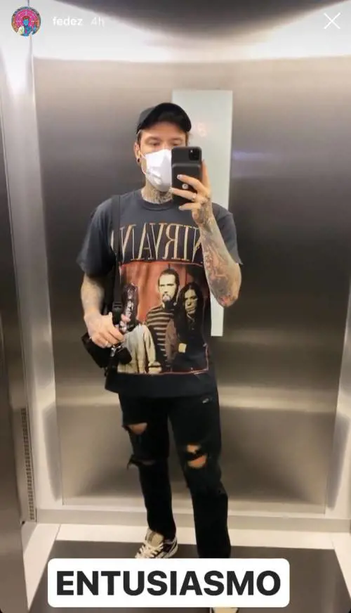 Fedez si mette lo smalto, ma viene assalito dalle critiche: "Fai l'uomo, sei sposato"