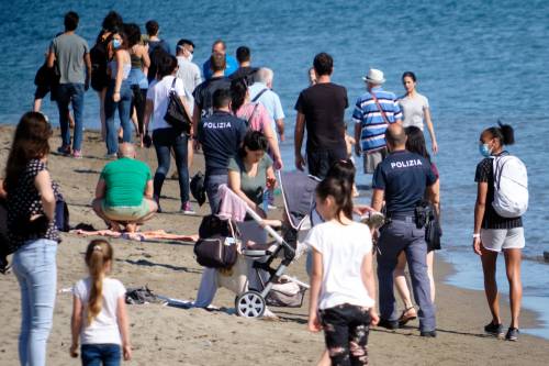 Spiagge e piazze affollate. Movida, da miraggio a incubo