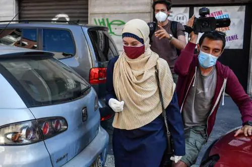 Silvia-Aisha, col velo dall'estetista