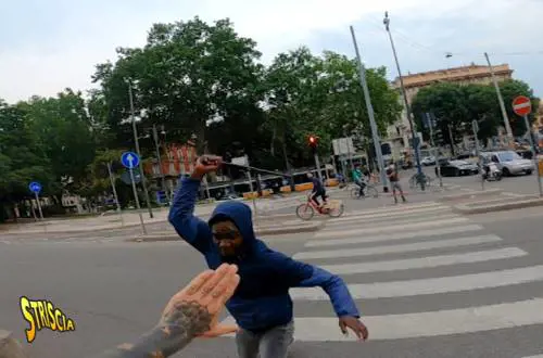 Insulti brutali a Vittorio Brumotti dopo l'aggressione: "Spia infame, quando ti ammazzano?"