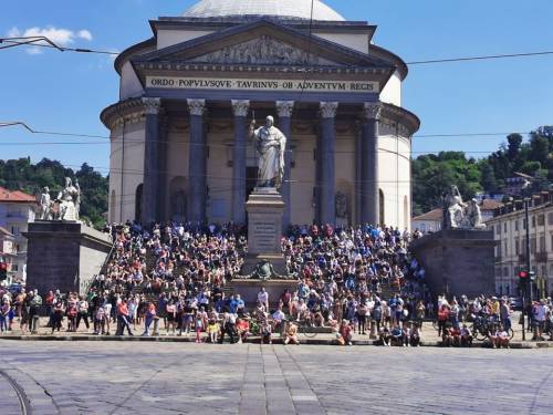 Frecce Tricolori, folla in strada a Torino: scoppia la polemica
