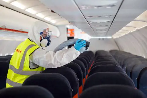 Come si muove il virus in volo? Le regole per viaggiare al sicuro
