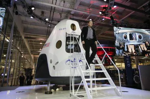 Elon Musk costretto a cambiare il nome del figlio. Ma è difficile da pronunciare