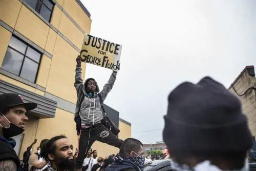 Minneapolis, il consiglio comunale vota per l'abolizione della polizia