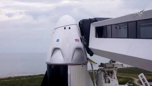 Crew Dragon rimane a terra: rinviato il lancio nello spazio