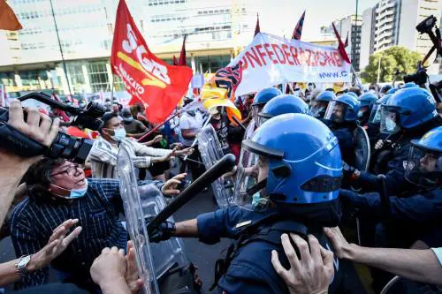 "Governatore assassino". L'odio rosso sfila in corteo