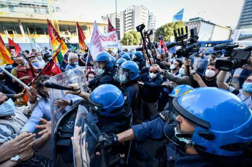 Dopo l'odio e le minacce Fontana sotto scorta. E i Carc sotto la Regione