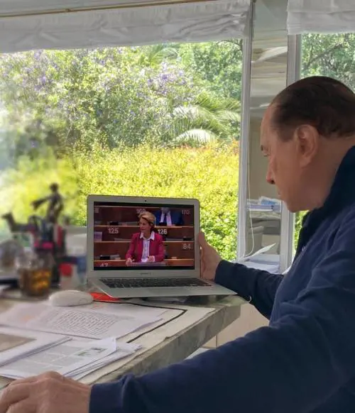 Il sì di Berlusconi al piano di aiuti della Ue. "Ora non sprechiamoli"