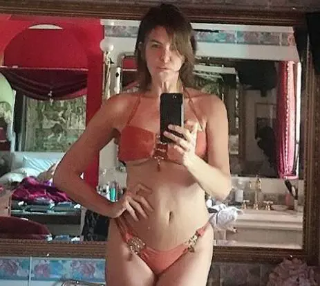 Alba Parietti si spoglia sui social: "Una scusa per esibirmi? Insultatemi pure"