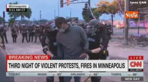 Minneapolis, arrestata tropue tv. In manette il poliziotto coinvolto
