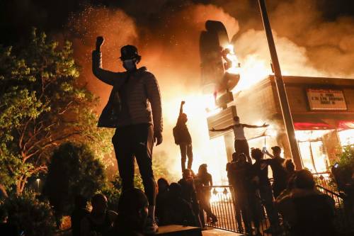 Caso Floyd, la protesta arriva davanti alla Casa Bianca