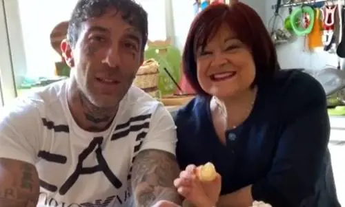 Simone Coccia lascia i social e preoccupa i fan: "Devo vincere una dura battaglia"