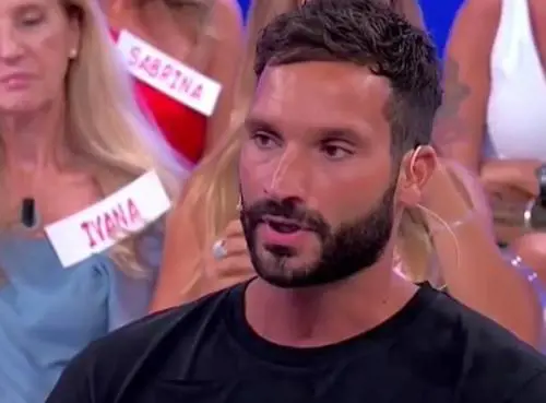 Uomini e Donne, bufera su Sammy: "È ancora legato alla moglie. Prende in giro Giovanna"