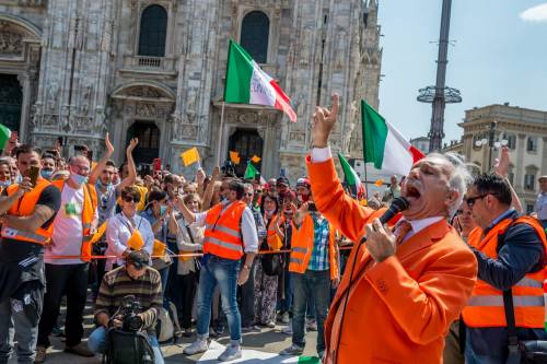 Ora spuntano i gilet arancioni: assembrati senza mascherine