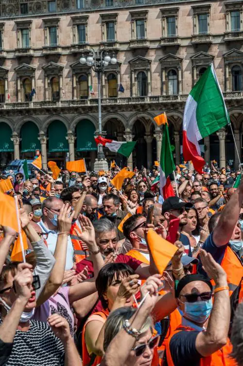 I Gilet arancioni in piazza Duomo