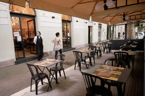 Plexiglas, gel e distanze: i ristoratori si adeguano, Conte li chiude lo stesso