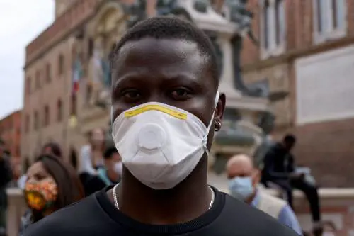 Prima i permessi, solo dopo i controlli: ecco la sanatoria dei migranti voluta dal governo