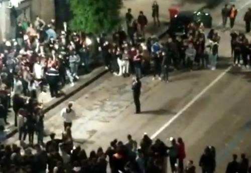 Il sindaco di Avellino fa la Festa a De Luca: folla e cori contro il governatore anti-movida
