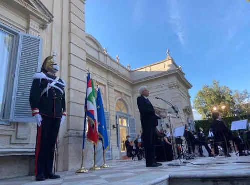 Mattarella: "Il virus un incubo globale. È inaccettabile dividersi ora"