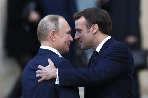 La partita a scacchi di Macron: ​così avvicina la Francia a Putin