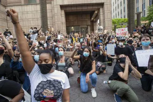 Dalla polizia scuse in ginocchio: "Qui per la gente"