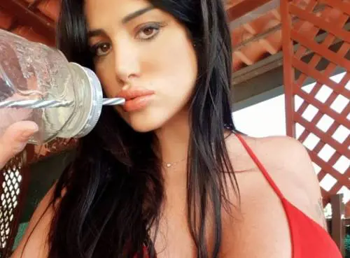 "Riempi il bicchiere", Marika Fruscio bacchettata sulla foto finta