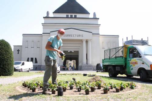 Mattarella depone i fiori al cimitero di Codogno per onorare le vittime