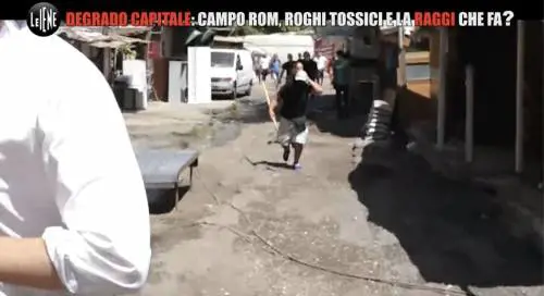 Filippo Roma accerchiato e rincorso con un badile in un campo rom