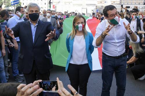 Il centrodestra ritrova la folla con il tricolore lungo 500 metri