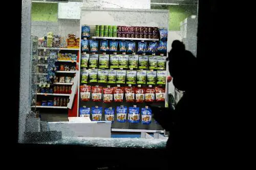 La protesta si fa razzia: a New York saccheggiate le vie dello shopping