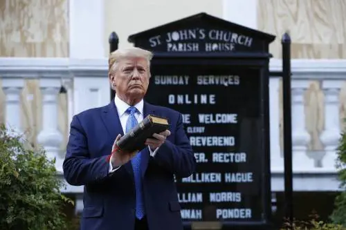 Legge, ordine e Bibbia. Trump fa l'uomo forte: "Ora userò l'esercito"