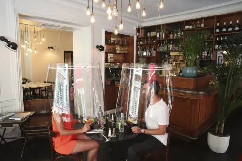 Aprono i bistrot, simbolo della rinascita francese