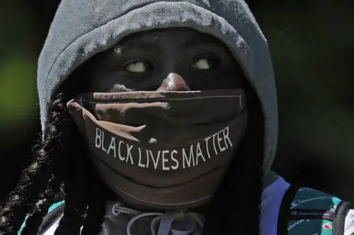 Usa, quegli strani compagni che manifestano contro Trump