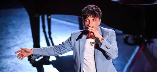 Ultimo finisce nella bufera per un "like"  di troppo. "Sei proprio un menefreghista"