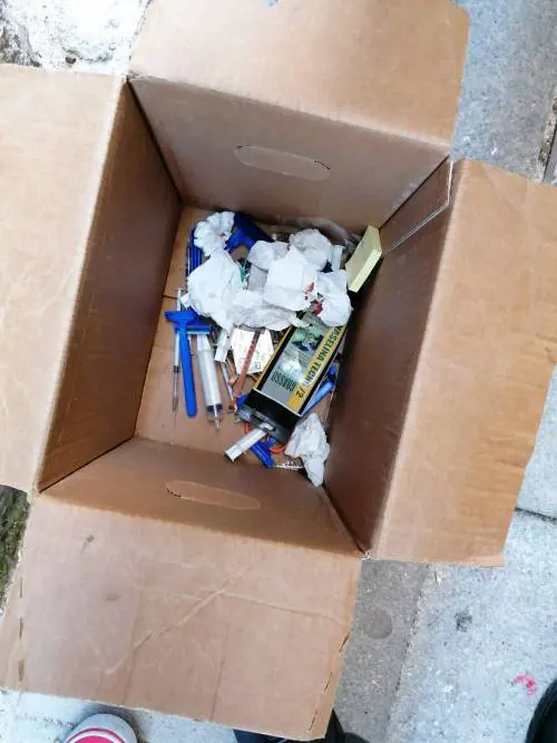 Sassari, liberano casa e lasciano i rifiuti per strada