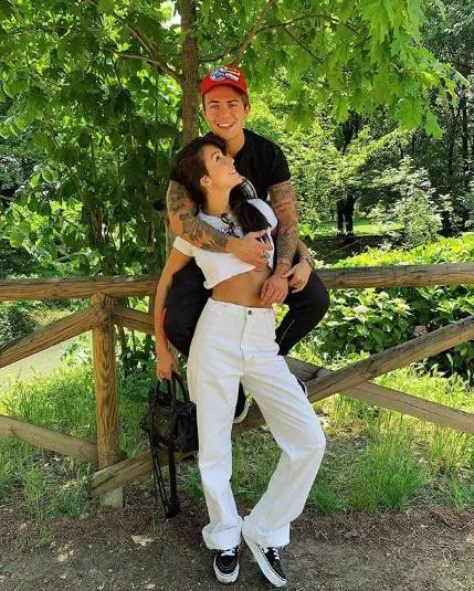 Paola Di Benedetto e Fede finalmente insieme, ma la mano è "birichina"